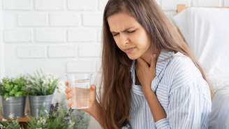 A hipótese mais discutida nas duas últimas décadas aponta que o soluço teria raízes em comportamentos respiratórios de formas de vida que alternavam entre meio aquático e terrestre – depositphotos.com / 9nong