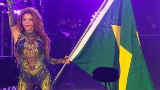 A cantora Shakira encerrou o megashow em Copacabana segurando uma bandeira do Brasil