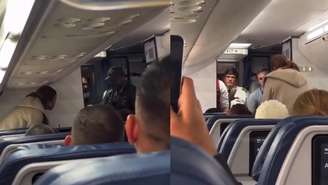 Mulher é retirada de voo e detida em Miami após se recusar a desligar o celular para decolagem