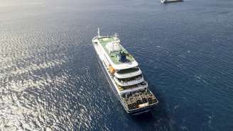 Navio MV Hondius ancorado ao largo do porto da cidade da Praia, em Cabo Verde, no domingo 3 de Maio de 2026.