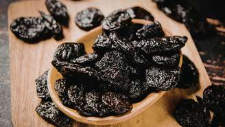 Conhecida como “ouro negro”, essa fruta reúne nutrientes que ajudam na digestão, saúde óssea, pele e emagrecimento; entenda