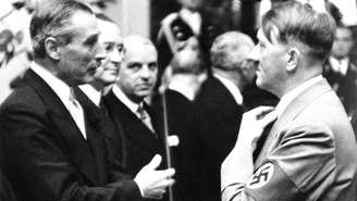 Henderson e Hitler, à direita, em um festival nazista em Nuremberg, em 7 de setembro de 1938. Entre eles estão, da esquerda para a direita: Eduardo Labougle, embaixador argentino, e José Joaquim de Lima e Silva Moniz de Aragão, embaixador brasileiro.