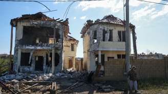 Um morador observa de perto edifícios danificados por um ataque de drone russo, próximo à cidade de Chornomorsk, na região de Odessa, Ucrânia, em 3 de maio de 2026.
