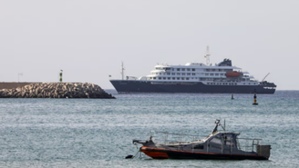 O navio MV Hondius ancorou ao largo da costa da Praia, na ilha de Santiago, Cabo Verde.