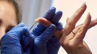 Conheça a manicure japonesa: a técnica natural com cera de abelha e pó de pérola que viralizou por dar brilho às unhas sem esmalte ou gel