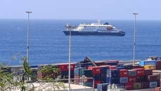 O navio de cruzeiro MV Hondius atraca no porto de Cabo Verde, enquanto os passageiros não foram autorizados a desembarcar devido a suspeitas de hantavírus a bordo, em Praia, Cabo Verde, em 4 de maio de 2026.