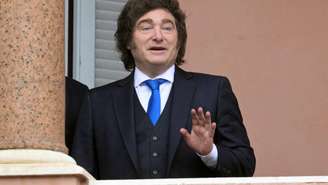 O presidente Javier Milei no balcão da Casa Rosada, sede da presidência argentina, em 06/04/2026.