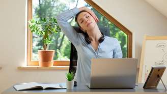 Confira movimentos para se alongar no trabalho