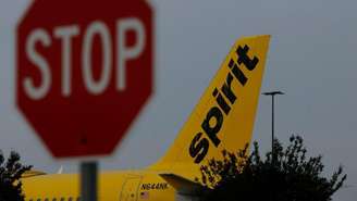Pressionada pela disparada do preço do combustível, a companhia aérea americana Spirit Airlines cancelou todos os seus voos nos Estados Unidos e encerrou as atividades no sábado, 2 de maio de 2026.