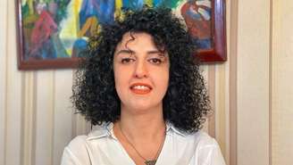 Foto não datada e sem localização especificada da militante iraniana de direitos humanos Narges Mohammadi, cuja libertação os apoiadores exigem há semanas.