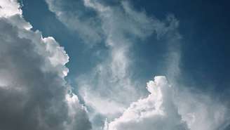 Embora a previsão meteorológica moderna dependa de tecnologia, a simples observação das nuvens ainda funciona como um sinal importante de que algo está prestes a acontecer na atmosfera – depositphotos.com / AntonMatyukha