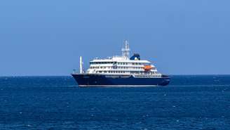 Vista aérea do navio de cruzeiro MV Hondius ancorado ao largo do porto da Praia, capital de Cabo Verde, em 3 de maio de 2026.