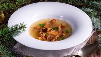 Este caldo de cogumelos é a prova de que a combinação entre raízes, fungos e ervas pode resultar em uma experiência gastronômica profunda