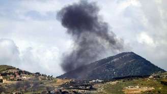 Fumaça sobe de bombardeios israelenses nos arredores da vila de Rihan, vista da vizinha Marjeyoun (Marjayoun), no sul do Líbano, em 6 de maio de 2026.