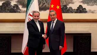 Os ministro das Relações Exteriores do Irã, Abbas Araghchi, à esquerda, e da China, Wang Yi. em Pequim. Em 6 de maio de 2026.