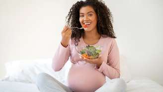 Saiba o que pode e o que não pode comer na gestação. O nutricionista explica os riscos de alimentos crus e os benefícios da alimentação