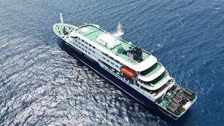 O navio de cruzeiro MV Hondius ancorado em frente ao porto de Praia, capital de Cabo Verde, em 4 de maio de 2026