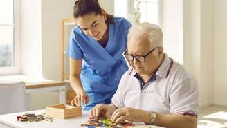 Entenda como identificar os sinais do Alzheimer