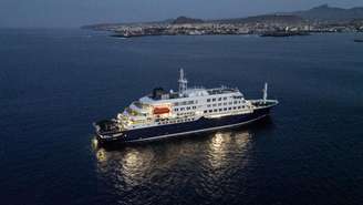 Vista geral do navio de cruzeiro MV Hondius, atracado ao largo do porto de Praia, capital de Cabo Verde, em 6 de maio de 2026.