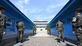 Zona‑tampão de 4 km de largura e cerca de 250 km de extensão, a DMZ (zona desmilitarizada) divide a península coreana em duas.