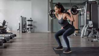 A profundidade do agachamento depende da mobilidade e da postura durante o exercício