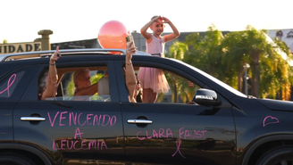 Menina de cinco anos em tratamento contra câncer celebra liberação para ir à praia