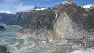 Vista aérea do deslizamento de terra e tsunami de agosto de 2025 perto da geleira South Sawyer, no Alasca