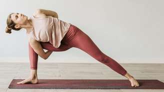Pesquisa revelou que praticar yoga duas vezes por semana pode ajudar a dormir melhor, reduzir o estresse e promover um sono mais profundo