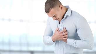 As sociedades de cardiologia brasileiras, europeias e norte-americanas reforçam que hábitos alimentares equilibrados, controle da pressão arterial e acompanhamento médico regular reduzem de forma relevante o risco de infarto, AVC e arritmias graves – depositphotos.com / ruigsantos