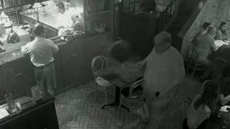 Ed Motta em restaurante