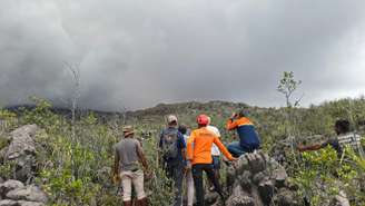 Uma foto divulgada em 8 de maio de 2026 pela Agência Nacional de Busca e Resgate da Indonésia (BASARNAS) mostra equipes de resgate de prontidão após a erupção do vulcão Monte Dukono, em Halmahera Norte, Maluku do Norte. Três excursionistas morreram na erupção do vulcão Monte Dukono, na Indonésia, em 8 de maio, quando se encontraram em uma zona de risco, disseram as autoridades.