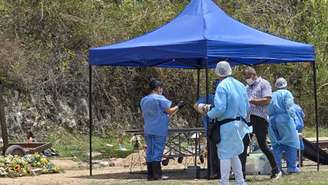 Peritos forenses exumam o corpo do preso político Victor Navas no cemitério Parque Jardin La Puerta, em Caracas, em 8 de maio de 2026.