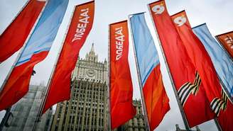 Bandeiras tremulam em frente ao prédio do Ministério das Relações Exteriores da Rússia, em Moscou, em 8 de maio de 2026, um dia antes do desfile militar do Dia da Vitória, que será realizado na Praça Vermelha. A Rússia celebrará o 81º aniversário da vitória sobre a Alemanha nazista em 1945, no dia 9 de maio.