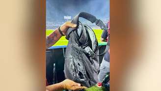 Mochila da equipe da ESPN que pegou fogo por conta das bombas. 