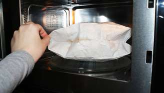 Dentro do forno, as micro-ondas fazem moléculas vibrar, enquanto o susceptor cria uma superfície superaquecida que acelera o preparo da pipoca – depositphotos.com / Elena_Shap84.mail.ru