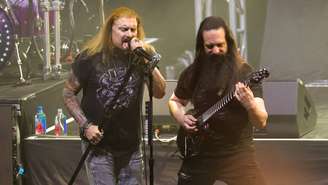 James LaBrie e John Petrucci durante show do Dream Theater em 2024