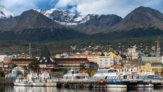 Ushuaia é conhecida como o 'fim do mundo' e serve porta de entrada para viagens para a Antártida e Patagônia