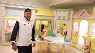 Neymar na brinquedoteca das filhas