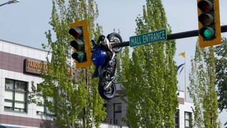 Moto fica presa em farol após acidente de trânsito no Canadá