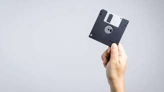 A distribuição em massa de discos de instalação ajudou a popularizar o acesso doméstico à rede antes da era dos downloads – depositphotos.com / BonNontawat