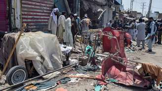Agentes de segurança inspecionam o local da explosão após um ataque suicida na área de Sarai Naurang, no distrito de Lakki Marwat, no Paquistão, em 12 de maio de 2026.