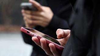 UE avalia proibição de redes sociais para menores e regulação de modelo de negócios de plataformas.