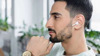 Microfones, algoritmos e interferência de ondas trabalhando juntos para reduzir o barulho ao redor – depositphotos.com / IgorVetushko