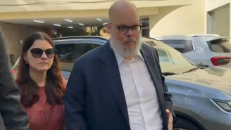 Ed Motta chega à delegacia para prestar depoimento