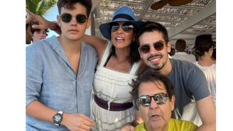 Faustão surge em clique raro ao lado da família