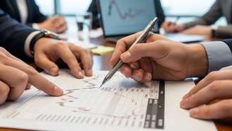 Pessoas de negócios trabalhando em uma mesa com gráficos
