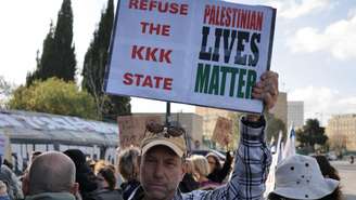 Manifestantes se reúnem diante da Knesset, o Parlamento israelense, em Jerusalém, em 31 de março de 2026, para protestar contra a aprovação de uma lei que autoriza a pena de morte para palestinos.