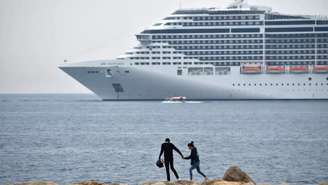 Imagem ilustrativa: Navio de cruzeiro atracado no Mediterrâneo.