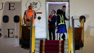 O presidente francês Emmanuel Macron é empurrado no rosto por sua esposa, Brigitte Macron, quando o casal chegou ao Vietnã para iniciar uma viagem pelo Sudeste Asiático, no Aeroporto Internacional Noi Bai, em Hanói, Vietnã, em 25 de maio de 2025.