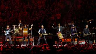 Tom Morello, Max Weinberg, Jake Clemons, Bruce Springsteen, Anthony Almonte, Steven Van Zandt e Garry W. Tallent no Madison Square Garden, em 11 de maio